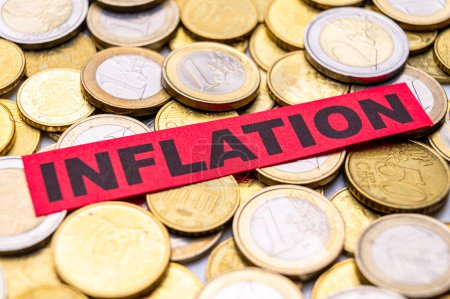 Hintergrund der Euromünzen und roter Schein mit Text Inflation.