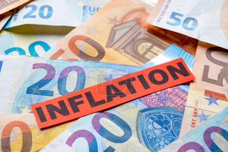 Billets en euros fond, avec billet rouge avec texte Inflation.