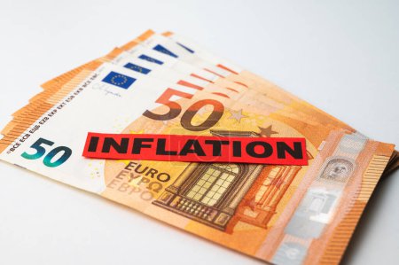 Euro-Banknoten Hintergrund, mit rotem Ticket mit Text Inflation.