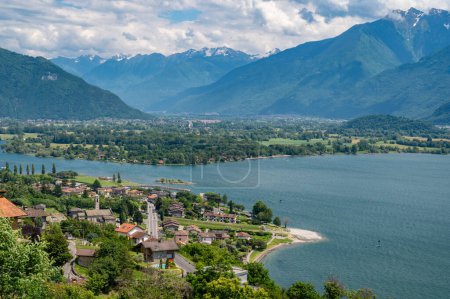 Lago de Como, fotografiado desde Gera Lario. Vista de los pueblos y montañas del Lago Superior.