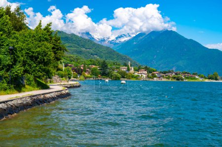 Lago de Como, fotografiado por Gera Lario. Vista de los pueblos y montañas del lago superior, y del paseo marítimo a lo largo del lago.