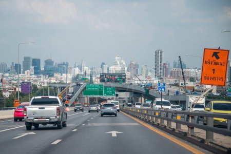 Téléchargez les photos : Une autoroute avec la Skyline de la ville de Bangkok en Thaïlande. Thaïlande, Bangkok, décembre 2022 - en image libre de droit