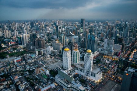 Foto de La vista y el horizonte de la ciudad de Bangkok desde el mirador de la Baiyoke Sky Hotel Tower en Bangkok en Tailandia. Tailandia, Bangkok, diciembre de 2022 - Imagen libre de derechos