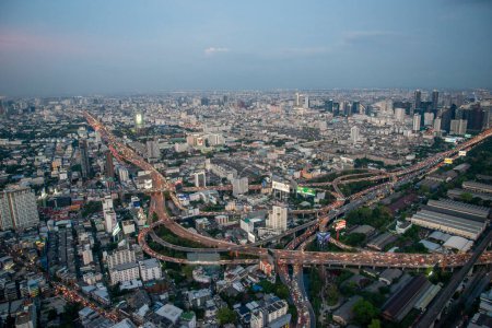 Téléchargez les photos : La vue et les routes de la ville Skyline de la ville de Bangkok du point de vue de la tour Baiyoke Sky Hôtel à Bangkok en Thaïlande. Thaïlande, Bangkok, décembre 2022 - en image libre de droit