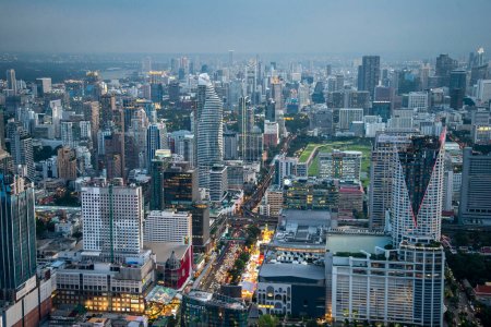 Foto de La vista y el horizonte de la ciudad de Bangkok desde el mirador de la Baiyoke Sky Hotel Tower en Bangkok en Tailandia. Tailandia, Bangkok, diciembre de 2022 - Imagen libre de derechos