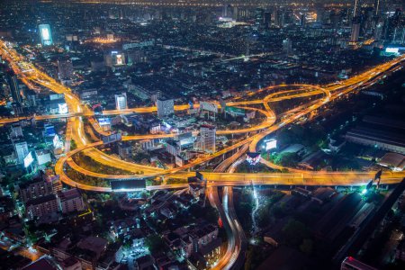 Foto de La vista y las carreteras de la ciudad Skyline de la ciudad de Bangkok desde el punto de vista de la Torre Baiyoke Sky Hotel en Bangkok en Tailandia. Tailandia, Bangkok, diciembre de 2022 - Imagen libre de derechos