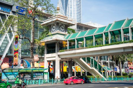 Téléchargez les photos : La Tour de l'Horloge à Pratunam dans la ville de Bangkok en Thaïlande. Thaïlande, Bangkok, décembre 2022 - en image libre de droit