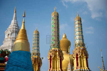 Photo for The Wat Khun Chan, front, the Big Budda Dhammakaya Thep Mongkol Buddha, behind, in Thonburi in the city of Bangkok in Thailand.    Thailand, Bangkok, December, 2022 - Royalty Free Image