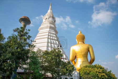 Foto de The Big Budda Dhammakaya Thep Mongkol Buddha of the Paknam Bhasicharoen Temple in Thonburi in the city of Bangkok in Thailand. Tailandia, Bangkok, diciembre de 2022 - Imagen libre de derechos