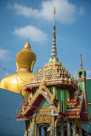 Téléchargez les photos : Le Wat Khun Chan, devant, le Big Budda Dhammakaya Thep Mongkol Bouddha, derrière, à Thonburi dans la ville de Bangkok en Thaïlande. Thaïlande, Bangkok, décembre 2022 - en image libre de droit
