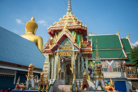 Foto de El Wat Khun Chan, frente, el Gran Budda Dhammakaya Thep Mongkol Buddha, detrás, en Thonburi en la ciudad de Bangkok en Tailandia. Tailandia, Bangkok, diciembre de 2022 - Imagen libre de derechos
