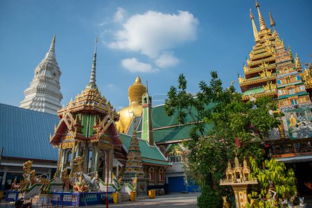 Téléchargez les photos : Le Wat Khun Chan, devant, le Big Budda Dhammakaya Thep Mongkol Bouddha, derrière, à Thonburi dans la ville de Bangkok en Thaïlande. Thaïlande, Bangkok, décembre 2022 - en image libre de droit