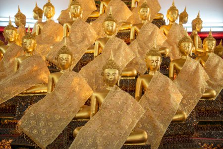 Téléchargez les photos : Le Wat Apson Sawan Worawihan ou Wat Apson Sawan à Thonburi dans la ville de Bangkok en Thaïlande. Thaïlande, Bangkok, décembre 2022 - en image libre de droit