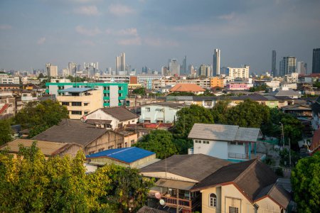 Foto de Una vista de la ciudad de Thonburi cerca de la ciudad de Bangkok en Tailandia. Tailandia, Bangkok, diciembre de 2022 - Imagen libre de derechos