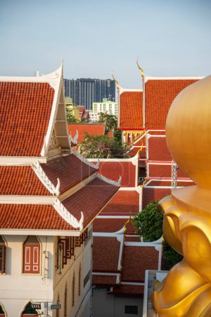 Foto de The Monastery of the Wat Paknam Bhasicharoen Temple in Thonburi in the city of Bangkok in Thailand. Tailandia, Bangkok, diciembre de 2022 - Imagen libre de derechos