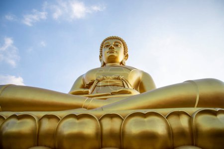 Téléchargez les photos : Le Bouddha Big Budda Dhammakaya Thep Mongkol du temple Paknam Bhasicharoen à Thonburi dans la ville de Bangkok en Thaïlande. Thaïlande, Bangkok, décembre 2022 - en image libre de droit