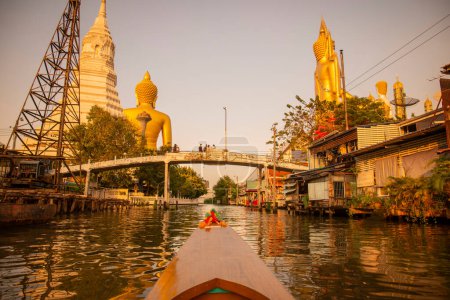 Téléchargez les photos : Le Wat Khun Chan, à droite, le Bouddha Big Budda Dhammakaya Thep Mongkol, à gauche, à Thonburi dans la ville de Bangkok en Thaïlande. Thaïlande, Bangkok, décembre 2022 - en image libre de droit