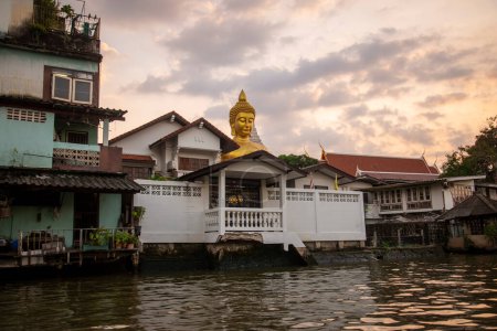 Téléchargez les photos : Le Bouddha Big Budda Dhammakaya Thep Mongkol du temple Paknam Bhasicharoen à Thonburi dans la ville de Bangkok en Thaïlande. Thaïlande, Bangkok, décembre 2022 - en image libre de droit