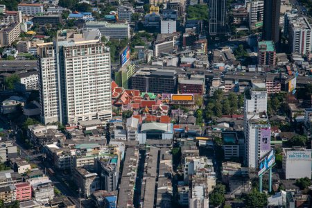 Téléchargez les photos : Le Wat Taphan la ville de Bangkok du point de vue de la tour Baiyoke Sky Hôtel à Bangkok en Thaïlande. Thaïlande, Bangkok, décembre 2022 - en image libre de droit