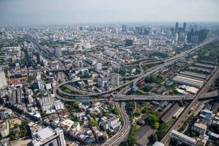 Téléchargez les photos : La vue et les routes de la ville Skyline de la ville de Bangkok du point de vue de la tour Baiyoke Sky Hôtel à Bangkok en Thaïlande. Thaïlande, Bangkok, décembre 2022 - en image libre de droit