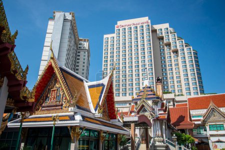 Foto de El Wat Taphan en Pratunam en la ciudad de Bangkok en Tailandia. Tailandia, Bangkok, diciembre de 2022 - Imagen libre de derechos