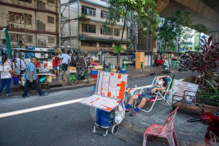 Foto de A Marketstreet en Pratunam en la ciudad de Bangkok en Tailandia. Tailandia, Bangkok, diciembre de 2022 - Imagen libre de derechos