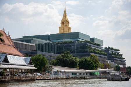 Téléchargez les photos : Le Sappaya-Sapasathan, la nouvelle maison du parlement thaïlandais à la rivière Chao Phraya dans la ville de Bangkok en Thaïlande. Thaïlande, Bangkok, décembre 2022 - en image libre de droit