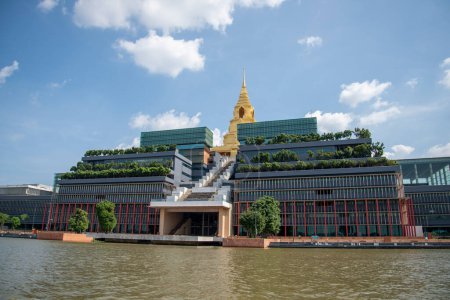 Téléchargez les photos : Le Sappaya-Sapasathan, la nouvelle maison du parlement thaïlandais à la rivière Chao Phraya dans la ville de Bangkok en Thaïlande. Thaïlande, Bangkok, décembre 2022 - en image libre de droit