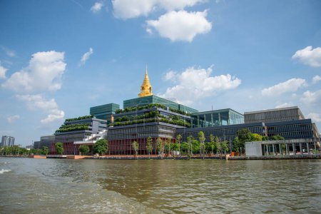 Foto de El Sappaya-Sapasathan, la nueva casa del parlamento de Tailandia en el río Chao Phraya en la ciudad de Bangkok en Tailandia. Tailandia, Bangkok, diciembre de 2022 - Imagen libre de derechos