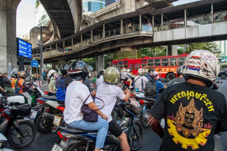 Téléchargez les photos : Une route et la circulation avec des voitures et des motos dans la région de Pratunam dans la ville de Bangkok en Thaïlande. Thaïlande, Bangkok, décembre 2022 - en image libre de droit