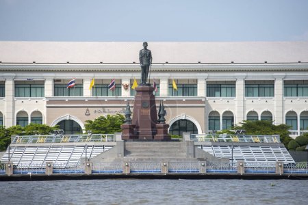 Foto de La Rama 8 Estatua y monumento en el río Chao Pheaya en la ciudad de Bangkok en Tailandia. Tailandia, Bangkok, diciembre de 2022, - Imagen libre de derechos