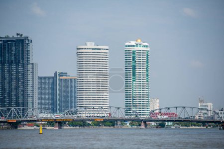 Foto de El horizonte en el río Chao Pheaya en la ciudad de Bangkok en Tailandia. Tailandia, Bangkok, diciembre de 2022, - Imagen libre de derechos