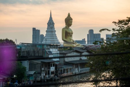 Foto de The Big Budda Dhammakaya Thep Mongkol Buddha of the Paknam Bhasicharoen Temple in Thonburi in the city of Bangkok in Thailand. Tailandia, Bangkok, diciembre de 2022 - Imagen libre de derechos