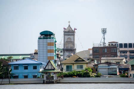 Téléchargez les photos : L'église de l'Immaculée Conception dans l'horizon à la rivière Chao Pheaya dans la ville de Bangkok en Thaïlande. Thaïlande, Bangkok, décembre 2022, - en image libre de droit