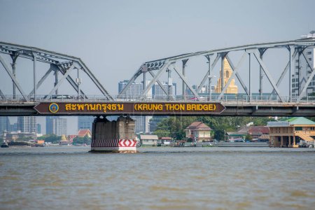 Téléchargez les photos : Le pont Krung Thon à la rivière Chao Pheaya dans la ville de Bangkok en Thaïlande. Thaïlande, Bangkok, décembre 2022, - en image libre de droit