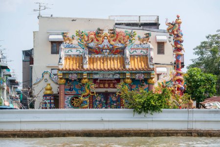 Téléchargez les photos : Un temple chinois et sanctuaire au bord de la rivière Chao Pheaya dans la ville de Bangkok en Thaïlande. Thaïlande, Bangkok, décembre 2022, - en image libre de droit