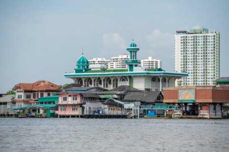 Téléchargez les photos : La mosquée Riyadis Sunan à la rivière Chao Pheaya dans la ville de Bangkok en Thaïlande. Thaïlande, Bangkok, décembre 2022, - en image libre de droit