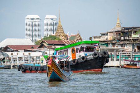 Téléchargez les photos : Le Palais Royal et Wat Phra Kaeo à la rivière Chao Pheaya dans la ville de Bangkok en Thaïlande. Thaïlande, Bangkok, décembre 2022, - en image libre de droit