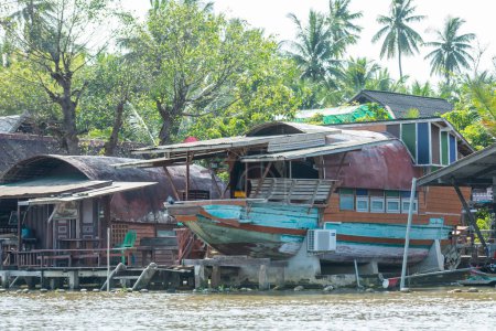 Foto de Una casa barco en el río Mae Klong en la ciudad de Amphawa en la provincia de Samut Songkhram en Tailandia, Tailandia, Amphawa, noviembre de 2022 - Imagen libre de derechos