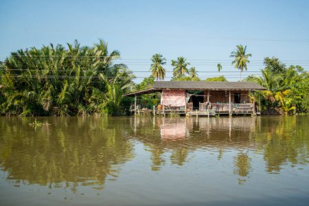 Téléchargez les photos : Inondation à Klong Chula de la rivière Mae Klong dans la ville d'Amphawa dans la province de Samut Songkhram en Thaïlande, Thaïlande, Amphawa, novembre 2022 - en image libre de droit