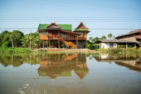 Foto de Una inundación de agua en el Klong Chula del río Mae Klong en la ciudad de Amphawa en la provincia de Samut Songkhram en Tailandia, Tailandia, Amphawa, noviembre de 2022 - Imagen libre de derechos