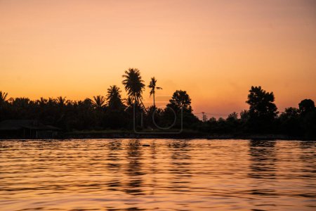 Foto de Una puesta de sol en el río Mae Klong en la ciudad de Amphawa en la provincia de Samut Songkhram en Tailandia, Tailandia, Amphawa, noviembre de 2022 - Imagen libre de derechos