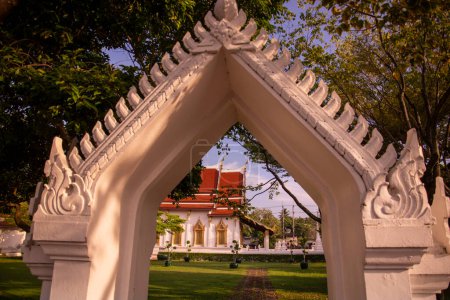 Téléchargez les photos : Le Wat Amphawan Chetiyaram la ville d'Amphawa dans la province de Samut Songkhram en Thaïlande, Thaïlande, Amphawa, Novembre, - en image libre de droit