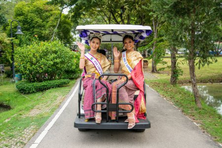 Foto de Las mujeres en vestido tradicional en el Festival Loy Krathong en el King Rama II Memorial Park en la ciudad de Amphawa en la provincia de Samut Songkhram en Tailandia, Tailandia, Amphawa, noviembre, 2022 - Imagen libre de derechos