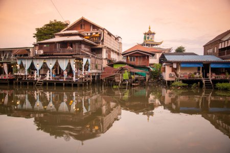 Foto de La arquitectura en el Klong Chula del río Mae Klong en la ciudad de Amphawa en la provincia de Samut Songkhram en Tailandia, Tailandia, Amphawa, noviembre de 2022 - Imagen libre de derechos