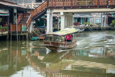 Téléchargez les photos : Un bateau de taxi de tour de transport au Klong Chula de la rivière de Mae Klong dans la ville d'Amphawa dans la province de Samut Songkhram en Thaïlande, Thaïlande, Amphawa, novembre 2022 - en image libre de droit