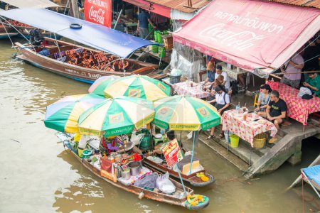 Foto de A Resataurant at the Market at the Floating Market at the Klong Chula of the Mae Klong River in the Town of Amphawa in the Province of Samut Songkhram in Thailand,  Thailand, Amphawa, November, 2022 - Imagen libre de derechos