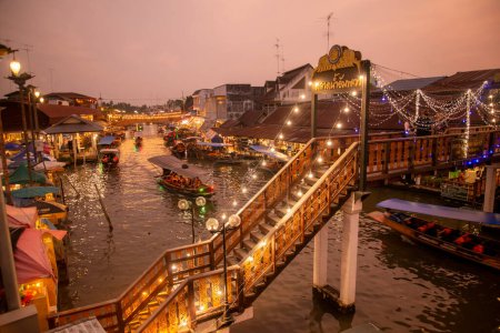 Téléchargez les photos : L'architecture du marché flottant au Klong Chula de la rivière Mae Klong, dans la ville d'Amphawa, dans la province de Samut Songkhram, en Thaïlande, en novembre 2022 - en image libre de droit