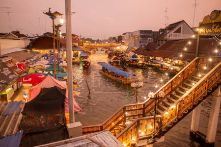 Foto de La arquitectura en el mercado flotante en el Klong Chula del río Mae Klong en la ciudad de Amphawa en la provincia de Samut Songkhram en Tailandia, Tailandia, Amphawa, noviembre de 2022 - Imagen libre de derechos