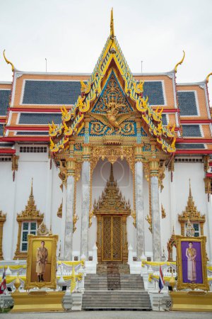 Téléchargez les photos : Le Wat Wat Chulamanee dans la ville d'Amphawa dans la province de Samut Songkhram en Thaïlande, Thaïlande, Amphawa, novembre, - en image libre de droit